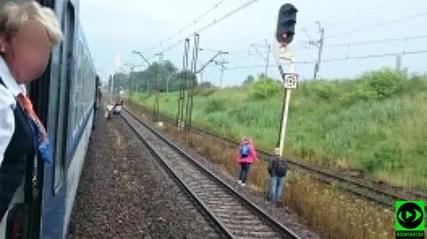 Pociąg z Pragi opóźniony o 76 min. "Pasażerowie ryzykują i idą torami"