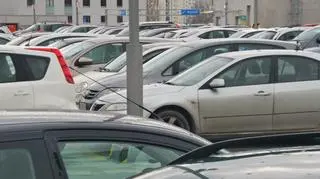 Na Bielanach parkuje coraz więcej samochodów