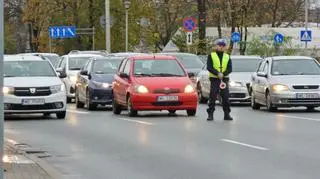 Samochód na barierkach przy Cytadeli