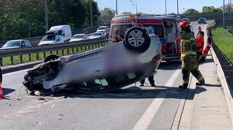 Kierowca wpadł w bariery i latarnię, ta przewróciła się na inne auto