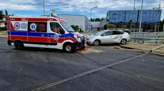 Nie zatrzymał się przed znakiem, zderzył się z karetką