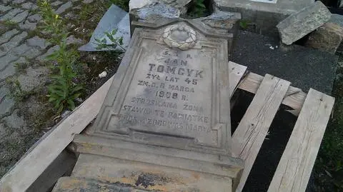 Historyczne nagrobki trafiły na parking