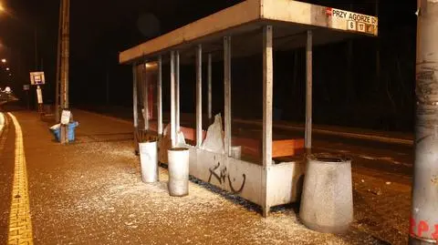 Zdemolowali przystanek na Bielanach