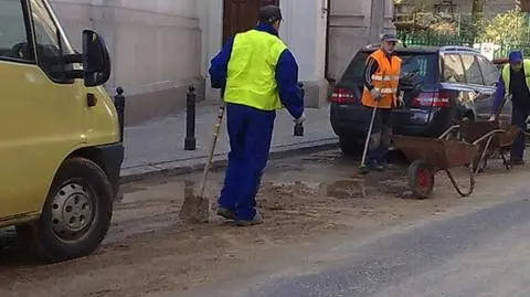 Wielkie sprzątanie na placu Zbawiciela