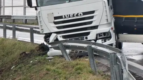 Ciężarówka uderzyła w bariery na S8