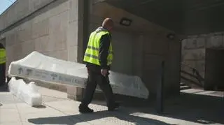 Drogowcy montują nowe oznaczenia w podziemiach