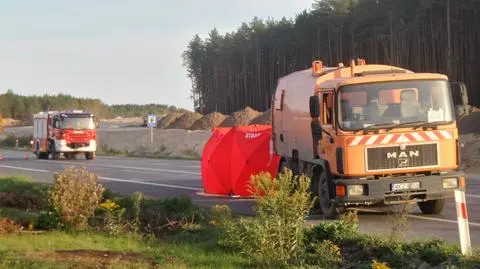 Motocyklista zginął na krajowej "17". Uderzył w ciężarówkę