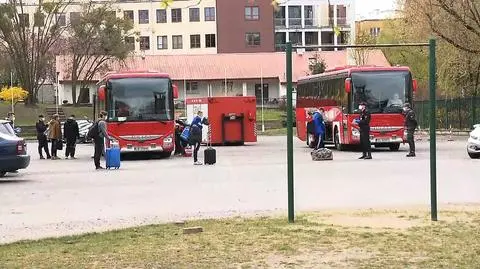 Autokary zabrały zdrowych do jednostek na terenie całej Polski