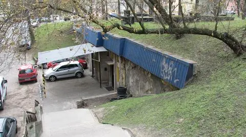 Nowa siedziba Jadłodajni: w pagórku przy trasie W-Z