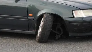 Samochód zablokował pas na moście Poniatowskiego