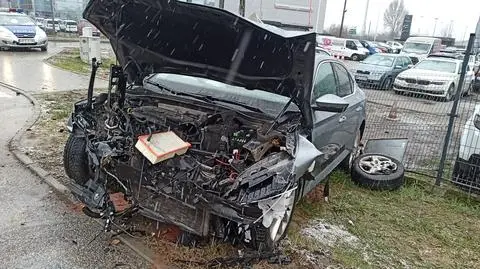 Zderzenie dwóch samochodów we Włochach. Kierowcy w szpitalu