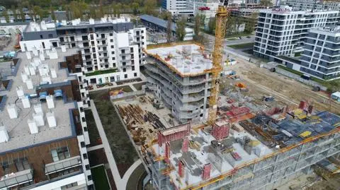Odolany chcą "mieszkać po ludzku". Spacer po "deweloperskich cudach"