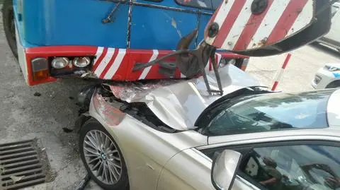 Auto wbiło się pod dźwig na stacji benzynowej 