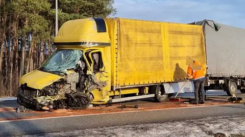 Zderzenie ciężarówki, busa i auta osobowego