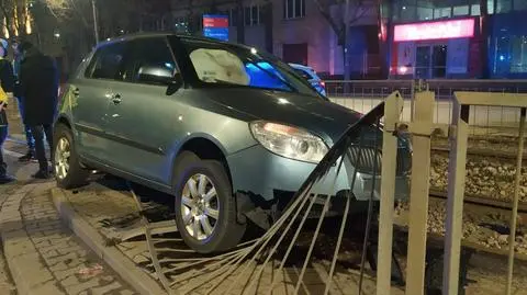 Stracił panowanie nad autem, wjechał w barierki