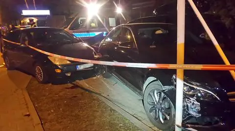 Zmarł za kierownicą. Uderzył w samochody na parkingu