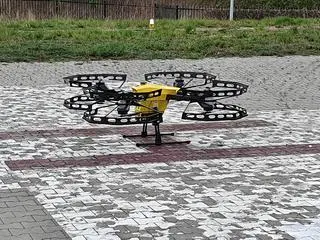 Dron przewiózł próbki do badań w kierunku koronawirusa