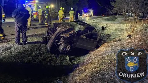 Auto, którym podróżowały trzy pijane osoby, wpadło do rowu. Policja od 11 dni próbuje ustalić, kto prowadził