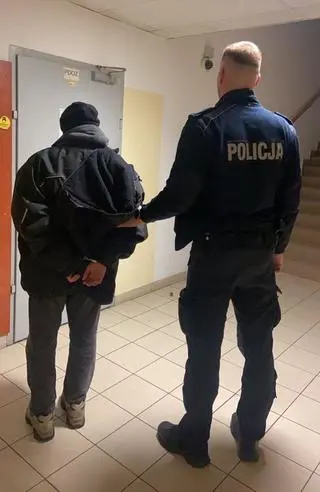 Policjant z zatrzymanym mężczyzną 