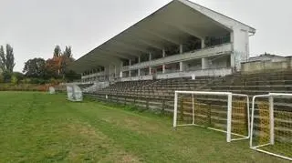 Zamknięta trybuna na stadionie Marymontu