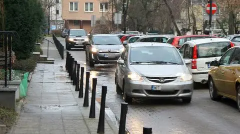 Rozjeżdżają historyczne osiedle. "Nikt nie chce mieszkać na parkingu"