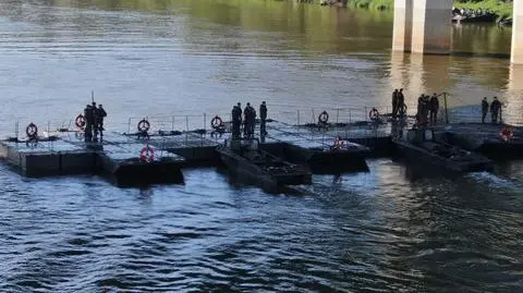 Budowa mostu pontonowego. "Wszystko będzie gotowe w środę"