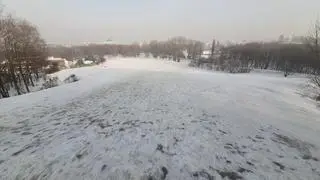 Ślady po jeździe na sankach widać w każdym miejscu parku