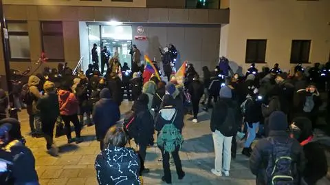 "Blokada w oparach absurdu". Wiązanie sznurówek na pasach, tango na placu, protest przy komisariacie