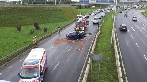 Wypadek na wylotówce z Warszawy. Jedna osoba ranna