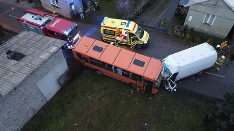 Samochód firmy kurierskiej zderzył się z autobusem przewożącym dzieci