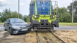 Kierowca toyoty wjechał pod pociąg