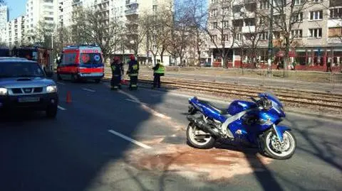 Rozbity motocykl zatrzymał tramwaje i samochody