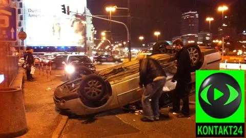 Zderzenie i dachowanie w centrum