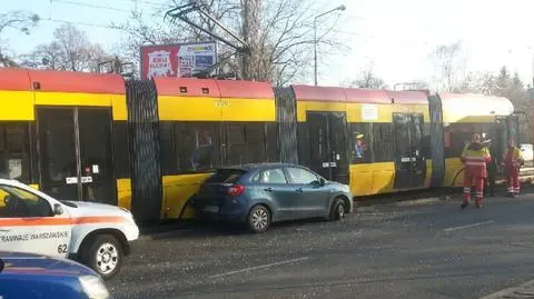 Bemowo: zderzenie tramwaju z samochodem