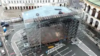 Scena na 31. finał WOŚP na placu Bankowym 