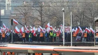 Uczestnicy marszu gromadzą się na rondzie Dmowskiego