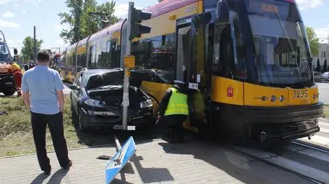 Tramwaj zderzył się z osobówką przy Odrowąża