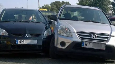 Grochowska: kolizja dwóch osobówek i busa