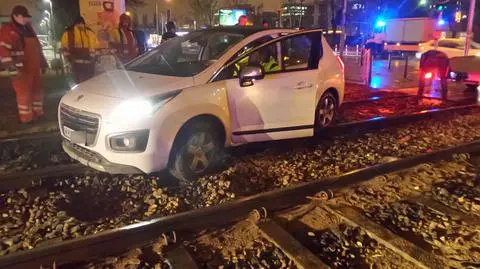 Samochód wjechał na tory i zablokował ruch tramwajów