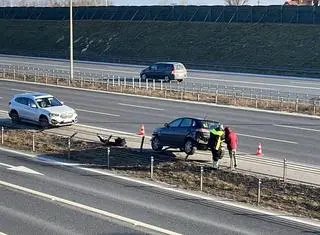 Samochód na barierkach na trasie S2