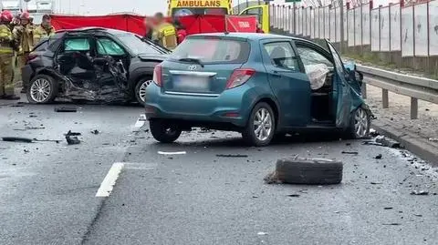 Wypadek na moście w Zegrzu. Dwaj kierowcy ranni, pasażerka nie żyje