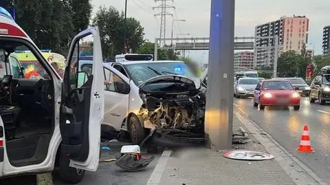 Auto dostawcze uderzyło w latarnię w alei Prymasa Tysiąclecia. Pasażer nie żyje