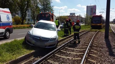 Samochód zablokował torowisko tramwajowe