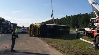 Ciężarówka wjechała w bariery