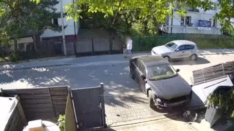 Skradzionym autem wyjechał wraz z bramą. Nagranie