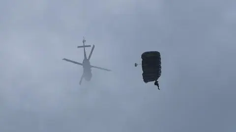Policyjni spadochroniarze z kilku krajów ćwiczyli w okolicach Warszawy
