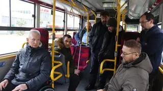 Kierowcy autobusów uczą się pomagać pasażerom z niepełnosprawnościami