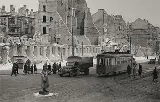 Styczeń 1947. Skrzyżowanie alei 3 Maja (obecnie Al. Jerozolimskie) z Nowym Światem