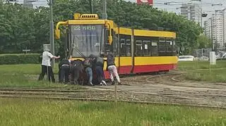 Tramwaj utknął na rondzie "Radosława"