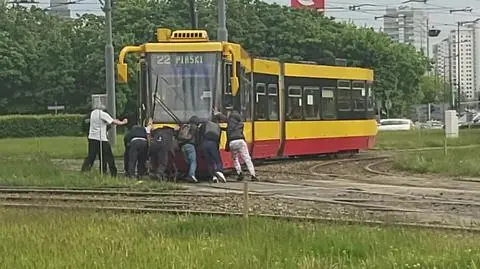 Tramwaj utknął na rondzie. Pasażerowie wyręczyli holownik